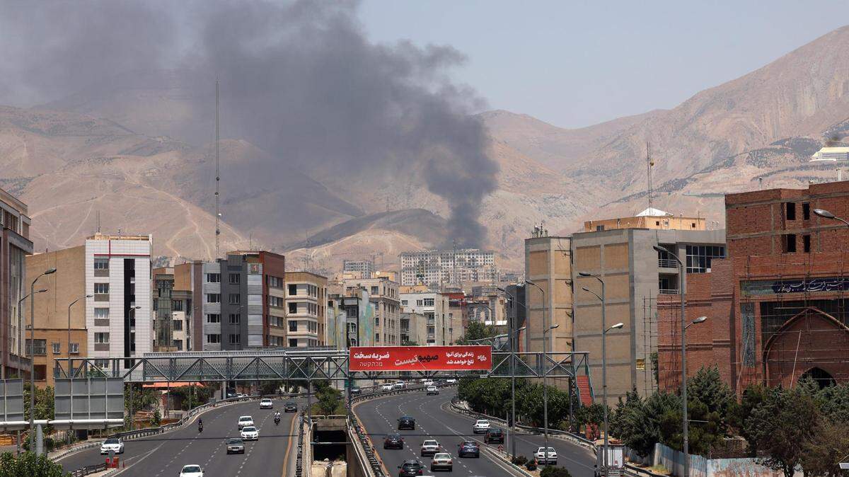 Vehículos circulan por una autopista mientras se eleva humo al fondo desde una refinería de petróleo, al noroeste de Teherán, Irán, este lunes 16 de junio de 2025. Israel e Irán han estado intercambiando disparos desde que Israel lanzó ataques en Irán el 13 de junio de 2025 como parte de la Operación “León Ascendente”.