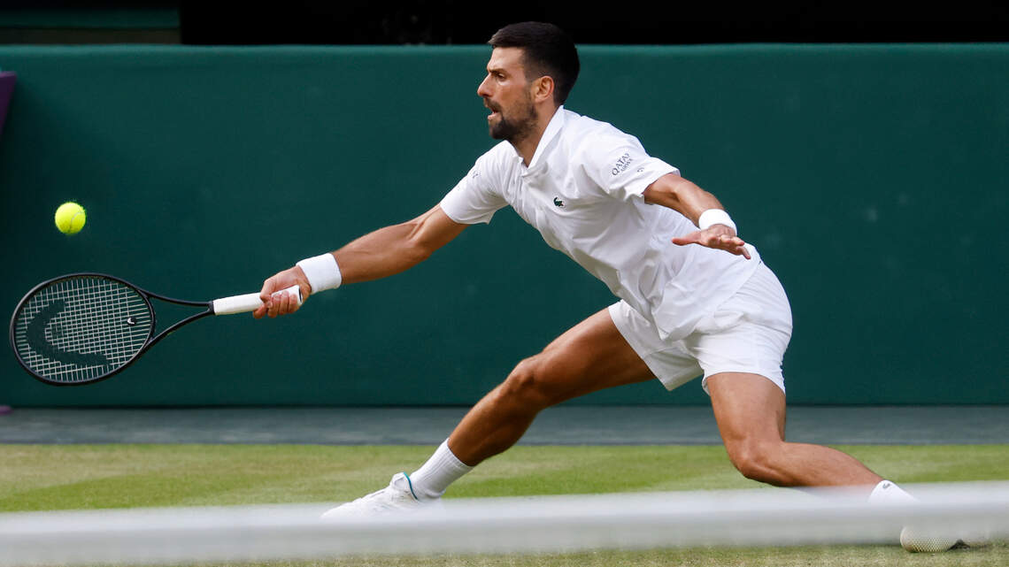 Djokovic gana, impone récord en Wimbledon y jugará en semifinales con el número uno del mundo