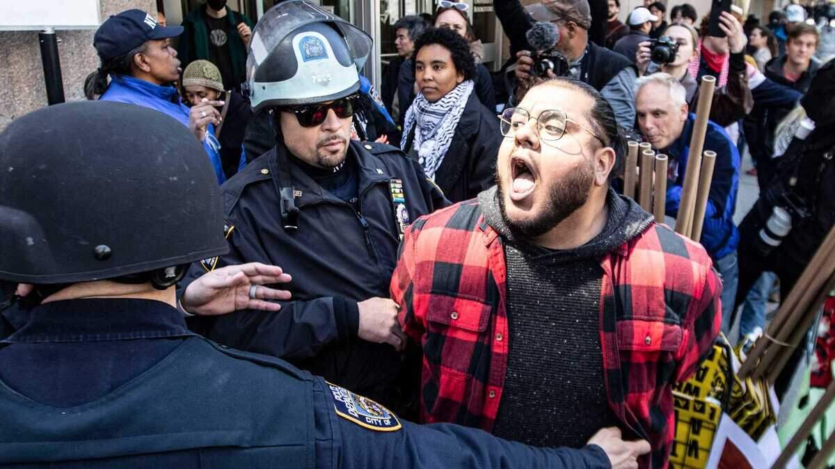 Un manifestante en contra de la guerra en Gaza es arrestado por agentes policiales en la Universidad de Columbia, en Nueva York, el lunes 22 de abril de 2024.