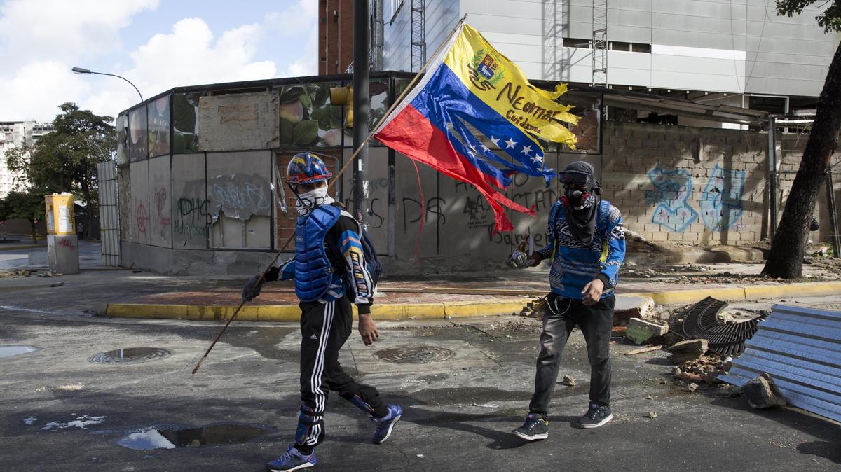 Manifestantes opositores se enfrentan a agentes de la Guardia Nacional Bolivariana en rechazo a las elecciones de la Asamblea Nacional Constituyente el domingo 30 de julio de 2017, en la Plaza Altamira de Caracas (Venezuela)