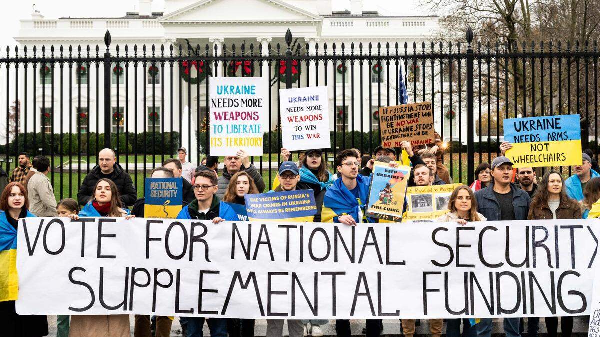 Un grupo de personas sostiene una pancarta a favor de continuar con la ayuda financiera a Ucrania, frente a la Casa Blanca en Washington, D.C., el domingo 3 de diciembre de 2023.