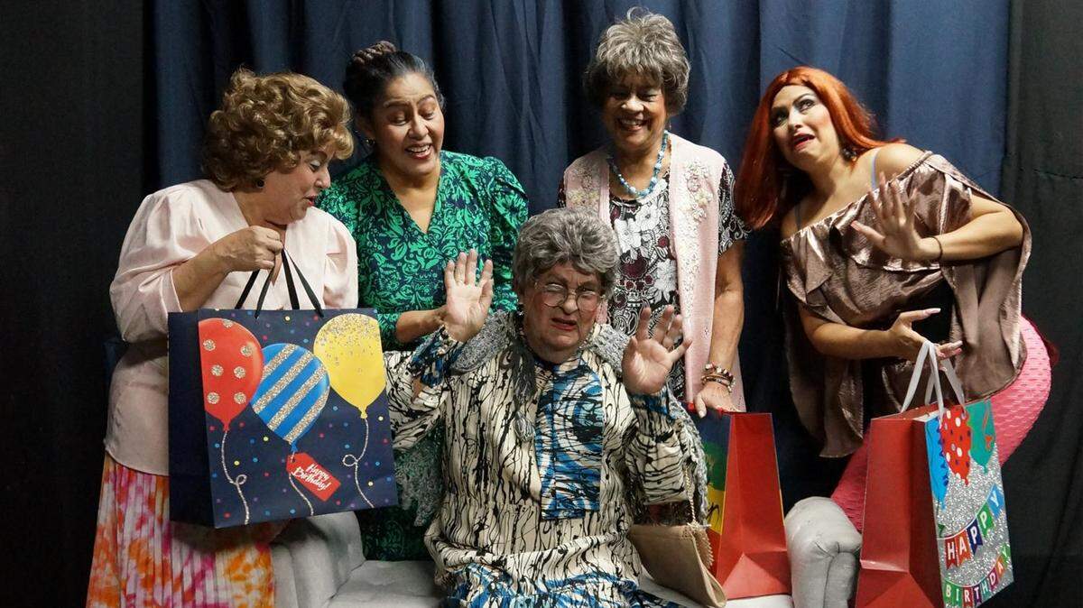 El elenco de ‘Viejas, vírgenes y p...’ está conformado por (desde la izq.) Alicita Lora, Ivette Kelem, Adelaida Rivero, Karina Dominguez y (sentado) Jorge Ovies.