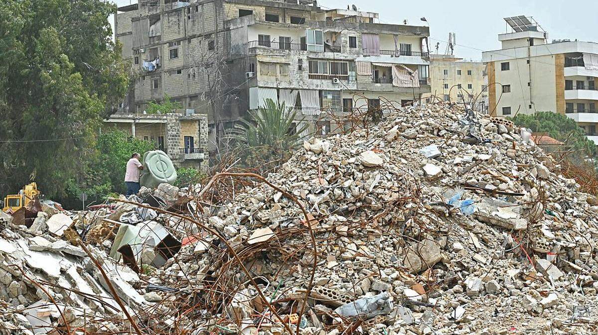 Un residente inspecciona los escombros de edificios destruidos a su regreso a la ciudad de Nabatieh, en el sur del Líbano, el 18 de abril de 2026.