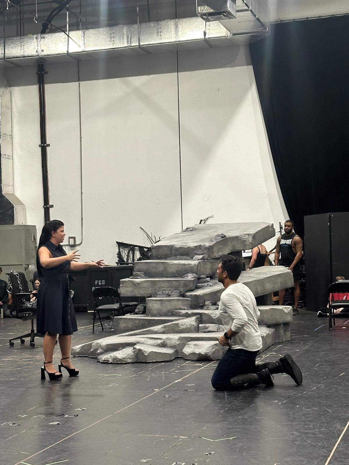 La soprano Laura León ensayando su papel de Reina de la Noche con su homólogo, Ricardo García, como Tamino.