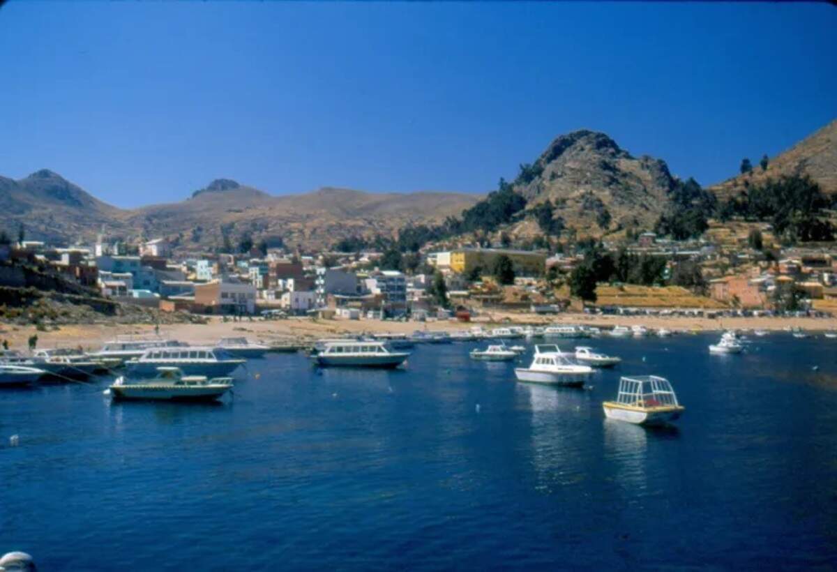 Vista desde el lago de Copacabana, una pintoresca villa, con casas de adobe y calles empedradas, famosa por sus fiestas y peregrinaciones.