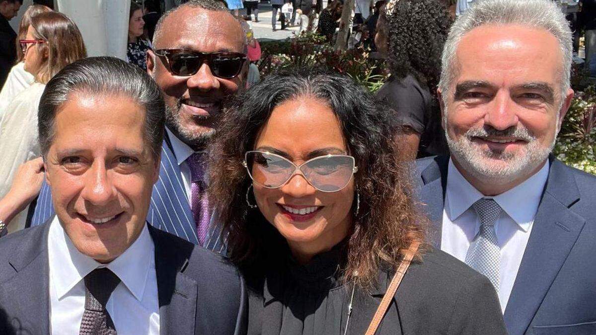 Alberto Carvalho y Debra Kerr fotografiados en Los Ángeles en 2023, en una publicación del perfil de LinkedIn de Kerr. Cuando Carvalho era superintendente de las escuelas públicas de Los Ángeles, la Junta Escolar de Los Ángeles firmó un contrato de $6 millones con AllHere.
