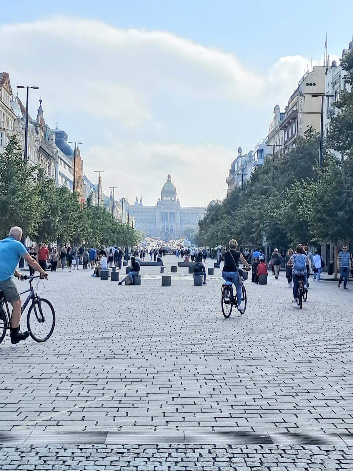 La plaza de Wenceslao es otra visita ineludible en Praga, y aunque se localiza en la zona nueva de esta ciudad, se enlaza en el conjunto urbano declarado como Patrimonio de la Humanidad.