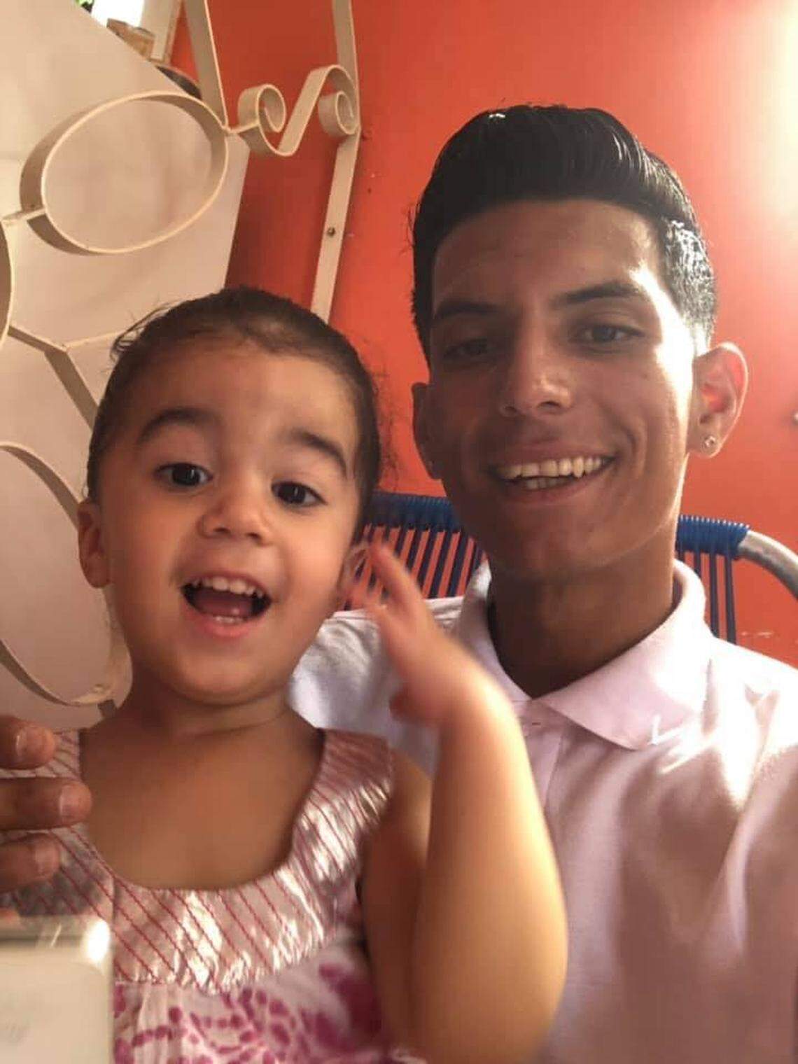 El joven cubano Yunier García Duarte junto a su niña de dos años. Yunier García Duarte llegó como polizón a Miami este jueves en la noche en la barriga de un avión comercial desde La Habana.