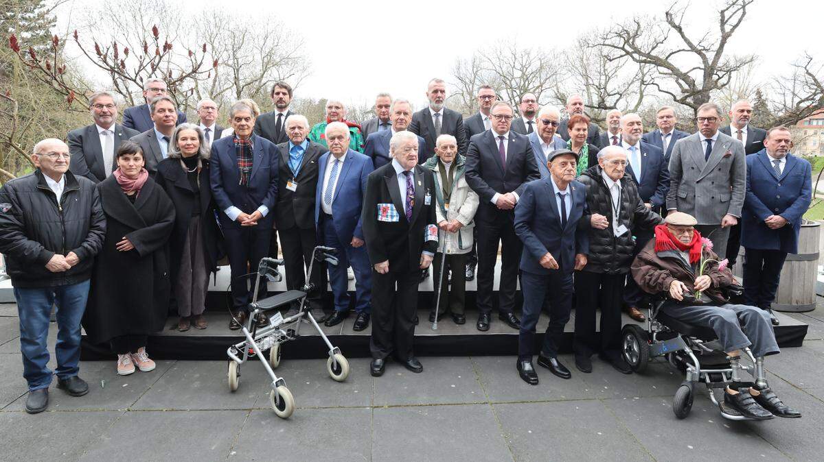 Sobrevivientes de los campos de concentración nazi de Buchenwald y Mittelbau-Dora y participantes en su liberación durante la Segunda Guerra Mundial se reúnen para conmemorar el aniversario 80 del evento, el domingo 6 abril de 2025, en Weimar, Alemania.