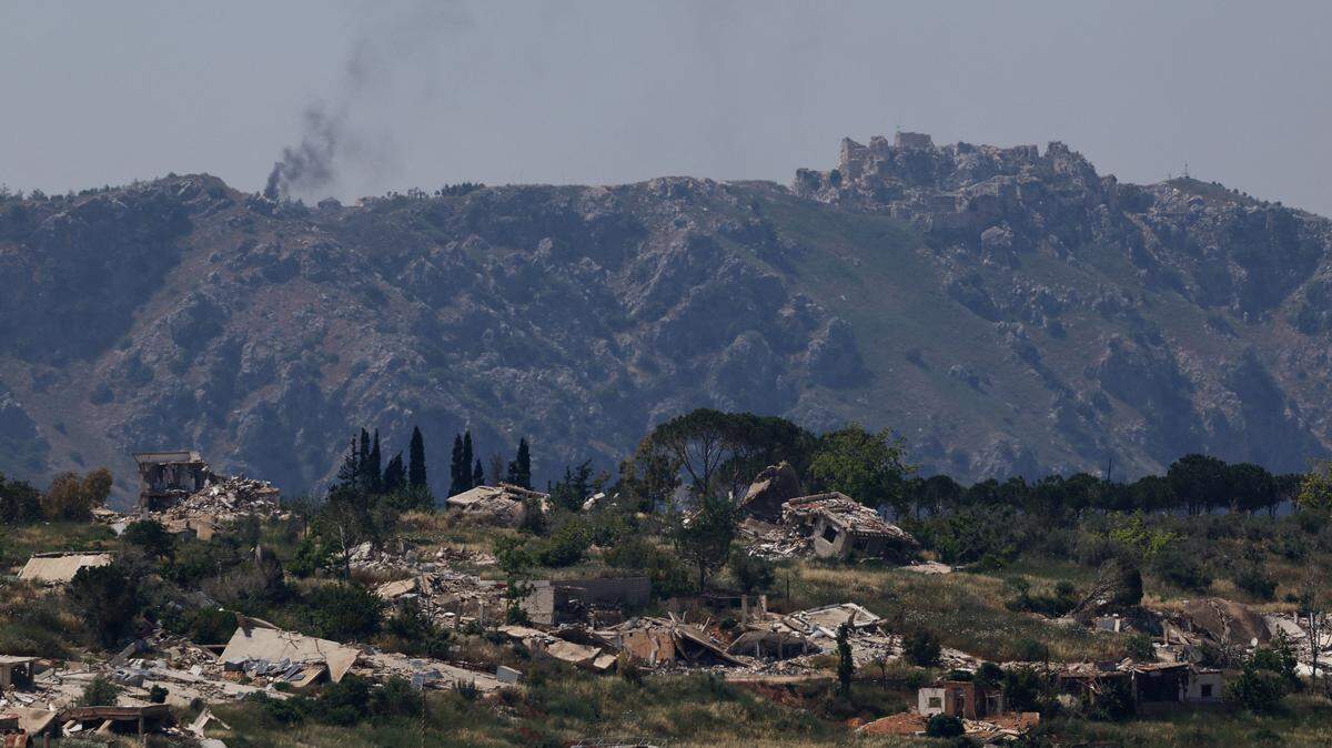 El humo se eleva en el sur del Líbano, cerca del castillo de Beaufort, visto desde Metula, en el norte de Israel, el 31 de mayo de 2026.