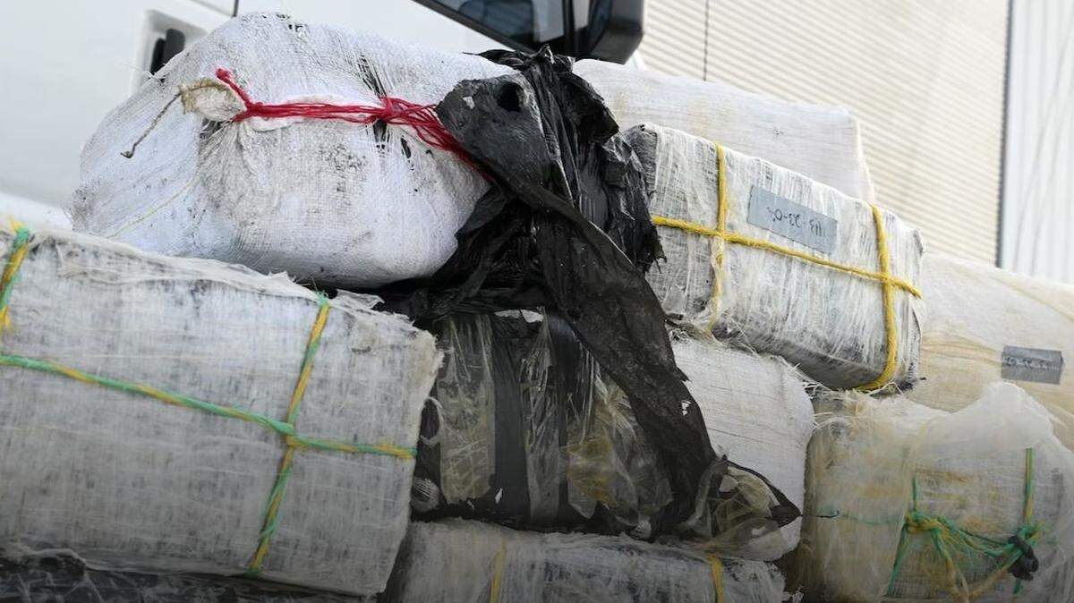 Los guardacostas de Estados Unidos descargaron en Miami más de 2,450 libras de cocaína.