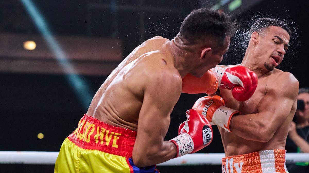 Rolando Romero (der.) ganó sin ganar. Al cubanoamericano se le benefició enormemente el sábado por la noche cuando le otorgaron un inexplicable nocaut técnico en el noveno asalto contra Ismael Barroso, para ganar el título vacante de las 140 libras de la Asociación Mundial del Boxeo.