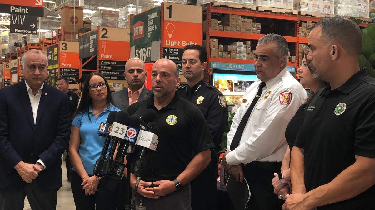 Armando Rojas, Director de Manejo de Emergencias de la Ciudad de Hialeah, habla sobre las previsiones de la temporada de huracanes junto con el alcalde Esteban Bovo Jr., Jefe del Departamento de Policía George Fuente, Jefe del Departamento de Bomberos, William Guerra y los concejales Jacqueline García-Roves, Vivian Casal-Muñoz, Jesus Tundidor y Luis Rodríguez.