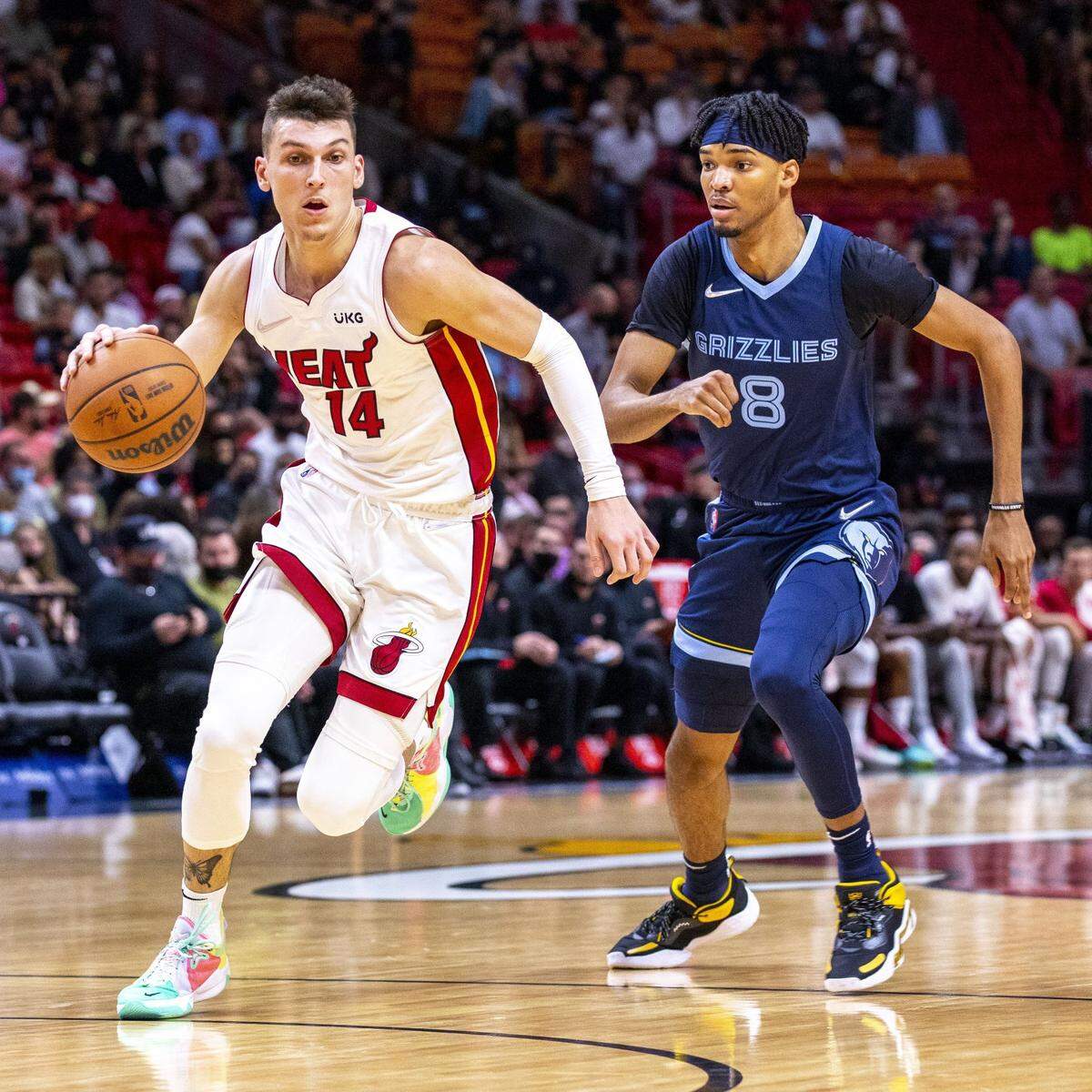 El defensa del Heat Tyler Herro (14) ataca el aro defendido por el jugador de los Grizzlies Ziaire Williams, el 6 de diciembre de 2021. en el FTX Arena de Miami.