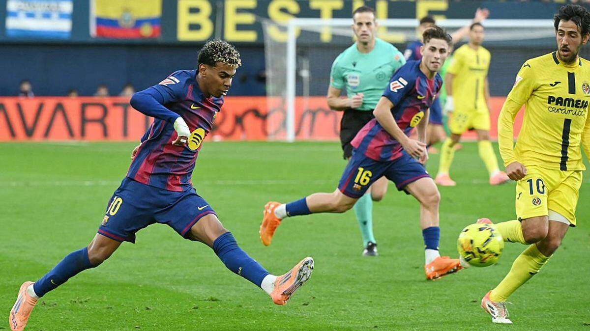 El delantero del Barcelona Lamine Yamal (izq.) anotó el segundo gol del triufo de su equipo 2-0 ante el Villarreal, en el partido de la liga española celebrado el 21 de diciembre de 2025 en el Estadio de la  Cerámica en Villarreal. 