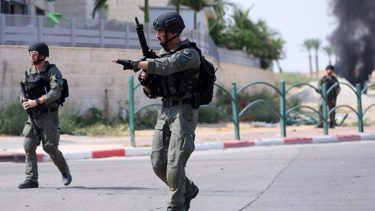 Soldados israelíes patrullan la ciudad de Ofakim, en el sur de Israel, el domingo 8 de octubre de 2023.