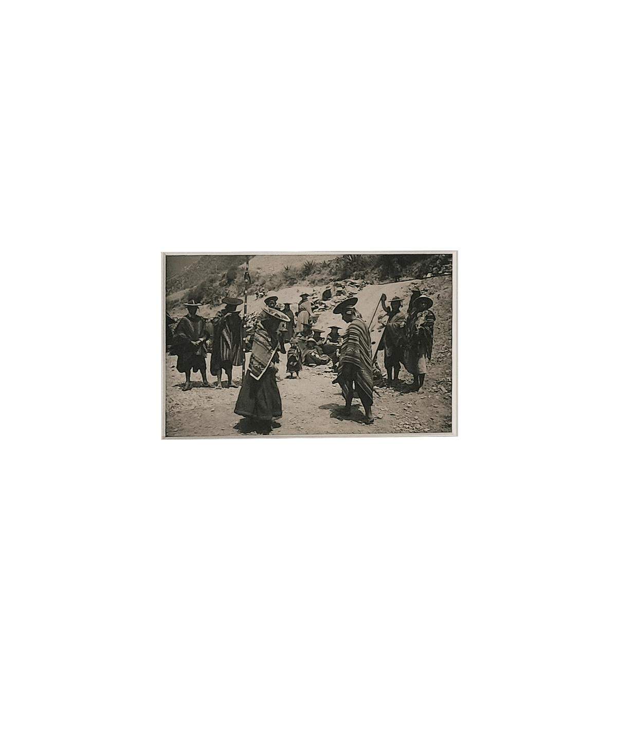 'Indios de la ciudad Cuzco', circa 1930, de Martín Chambi. Impresión en gelatina de plata, postal antigua 3.5 x 5.5 pulgadas (8.89 x 13.97 cm). Colección privada.