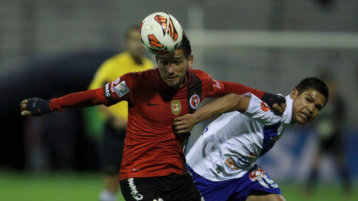 Foto de archivo donde se muestra a Raúl Enríquez (izq.) jugando con Tijuana ante el Club San José, de Bolivia, en un partido de la Copa Libertadores, el 3 de abril de 2013 en Oruro, Bolivia.