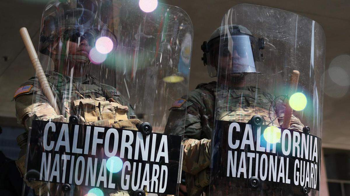 Miembros de la Guardia Nacional de California protegen un edificio federal durante protestas contra las redadas de inmigración, el lunes 9 de junio de 2025, en Los Ángeles. 