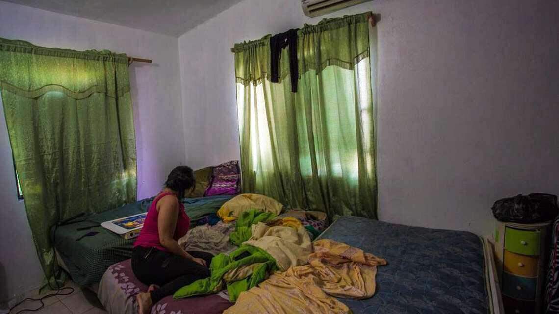 Juana en la habitación donde vive y también atiende a los clientes