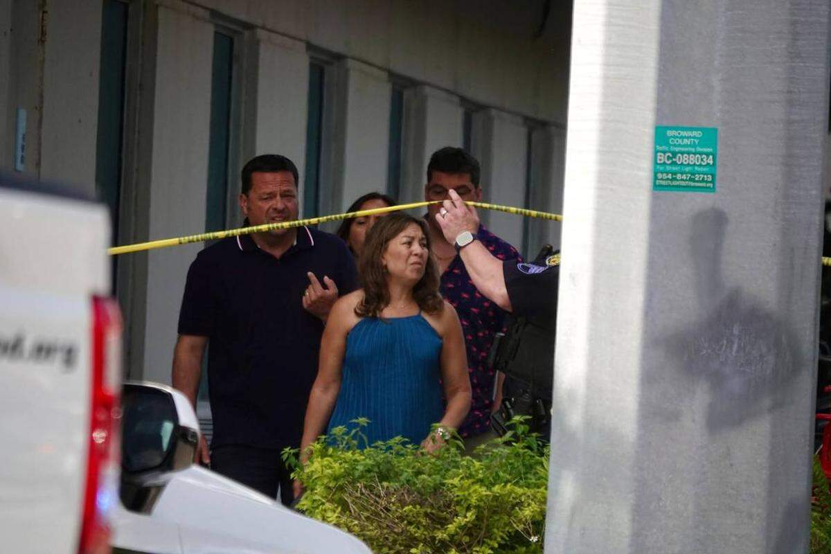 Un sospechoso disparó a un oficial de policía de Fort Lauderdale cerca del Holiday Inn Express en Southeast 17th St. el jueves 21 de marzo de 2024 por la mañana. (Joe Cavaretta/South Florida Sun Sentinel) Joe Cavaretta South Florida Sun Sentinel
