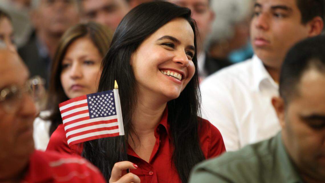 Dayri Blanco sonríe durante una ceremonia de naturalización en la oficina de campo de USCIS en Hialeah, en 2011. El procesamiento de la ciudadanía en Hialeah es drásticamente más rápido que en Miami, donde la espera puede demorar casi dos años.