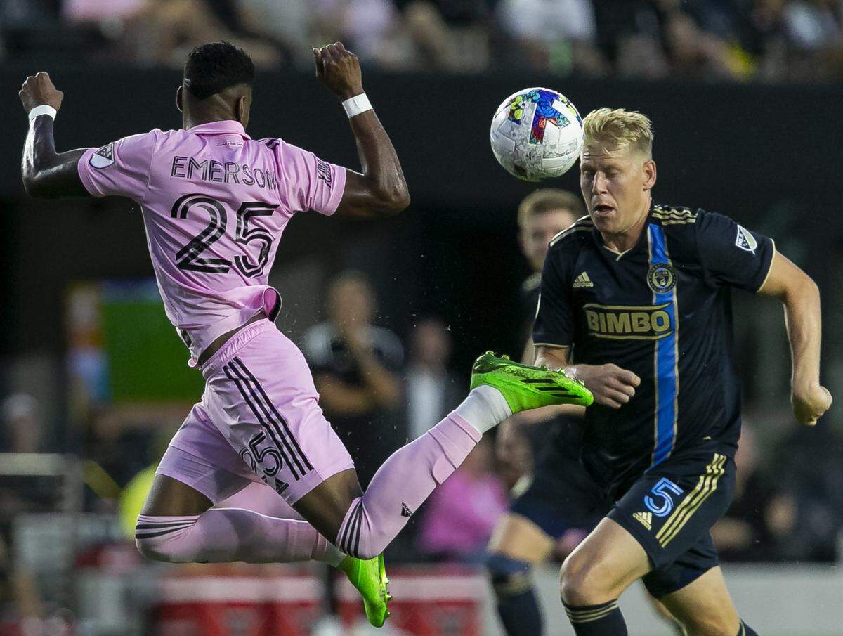 El jugador del Inter Miami Emerson Rodríguez (izq.) lucha por la posesión del balón ante Jakob Glesnes, del Philadelphia Union, en el partido celebrado el 13 de julio de 2022 en el DRV PNK Stadium, en Fort Lauderdale, Florida.