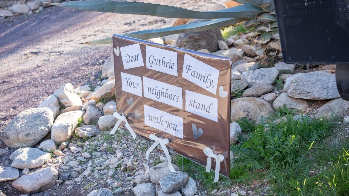 Un cartel fue colocado en la casa de Nancy Guthrie, madre de la presentadora de NBC Savannah Guthrie, el 3 de febrero de 2026 en Catalina, Arizona.