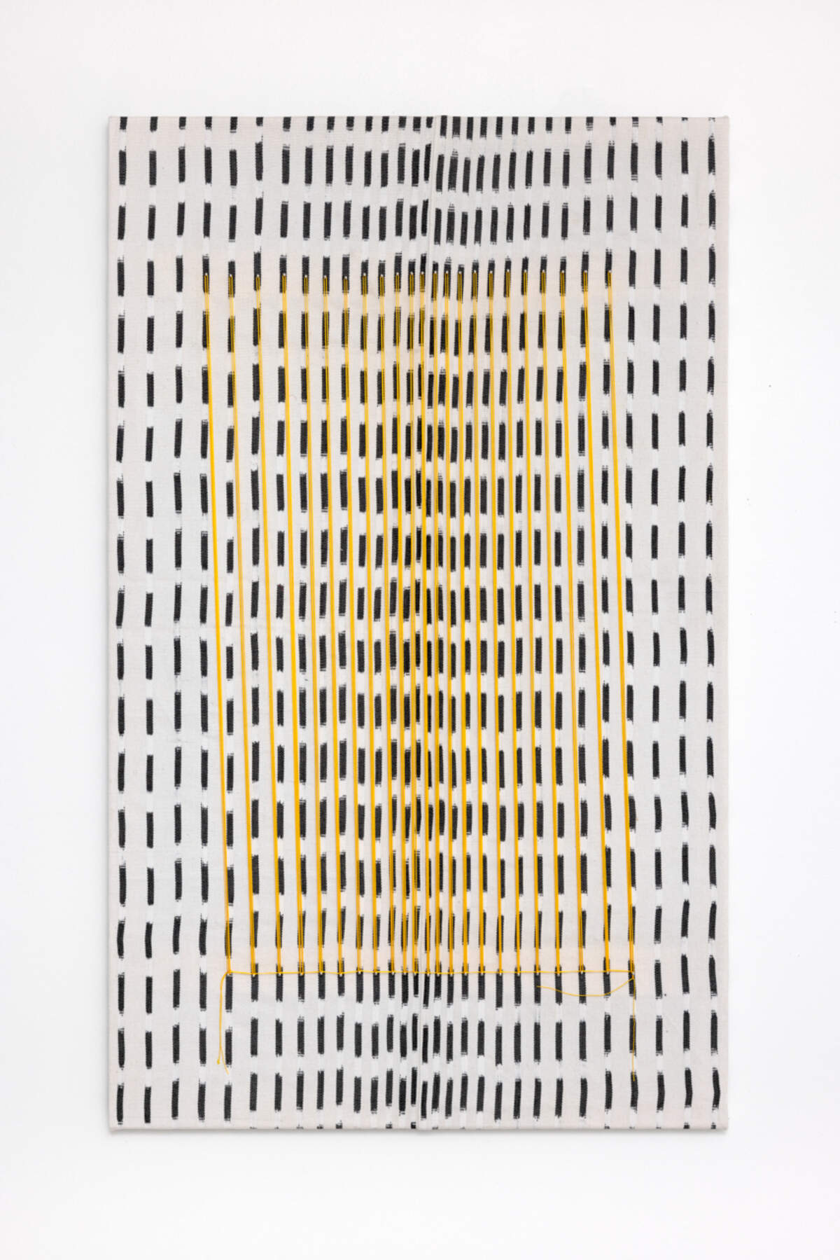 “Abuelo”, 2026, de Antonio Pichillá. Aunque a primera vista este cuadro tejido recuerde a Carlos Cruz-Diez y a las obras del arte óptico, en realidad es una recreación de patrones presentes en los pantalones que llevan los hombres en las comunidades mayas tz’utujiles. La abstracción geométrica ya tenía una tradición en el mundo indígena antes de ser conceptualizada en Occidente.