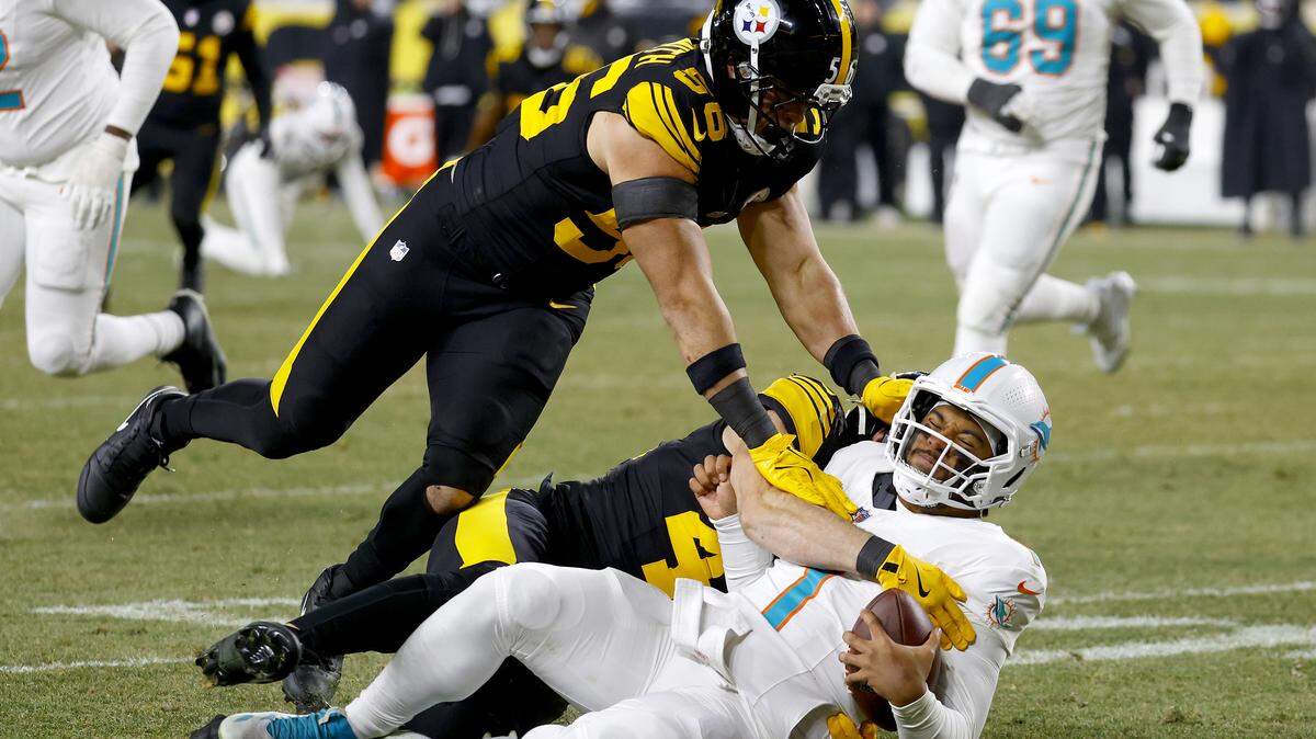 El quarterback de los Dolphins de Miami Tua Tagovailoa #1 es derribado por Payton Wilson, de los Steelers, durante el tercer cuarto del partido celebrado el 15 de diciembre de 2025 en el Acrisure Stadium en Pittsburgh, Pensilvania.