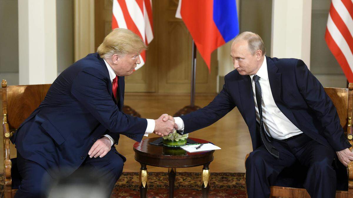 En esta foto de archivo, los mandatarios Donald Trump de Estados Unidos y Vladimir Putin de Rusia se dan la mano durante su encuentro el 16 de julio de 2018 en Helsinki, Finlandia. 