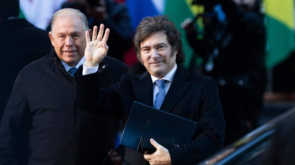 El presidente de Argentina, Javier Milei, y el canciller argentino, Gerardo Werthein, asisten a la Cumbre de Presidentes del MERCOSUR en Buenos Aires, Argentina, el 3 de julio de 2025.