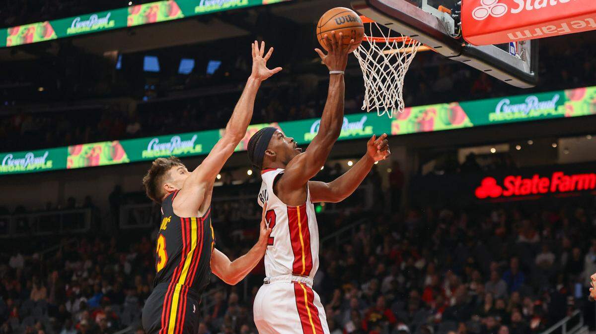 El jugador del Heat de Miami Jimmy Butler tira al aro ante la marca de Bogdan Bogdanovic, de los Hawks, en el partido celebrado el 9 de abril de 2024 en Atlanta.