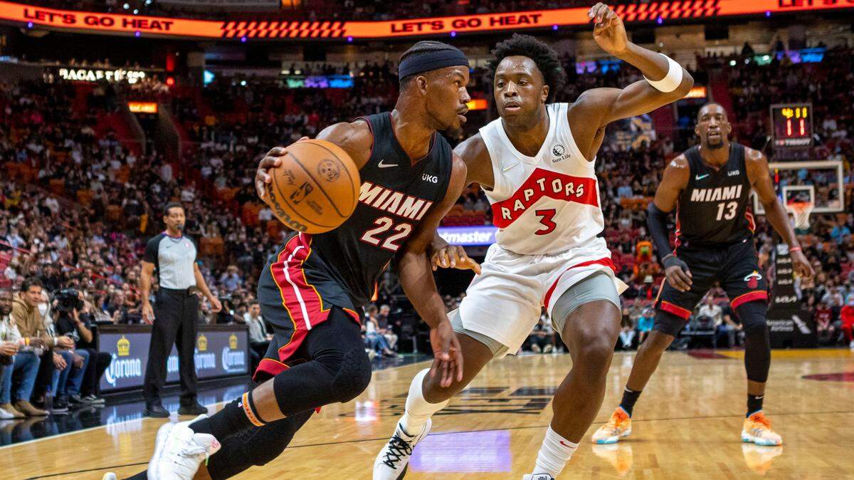 El jugador del Heat Jimmy Butler (izq.) entra al aro ante la marca de OG Anunoby, de los Raptors de Toronto, en el partido celebrado el 17 de enero de 2022 en Miami.