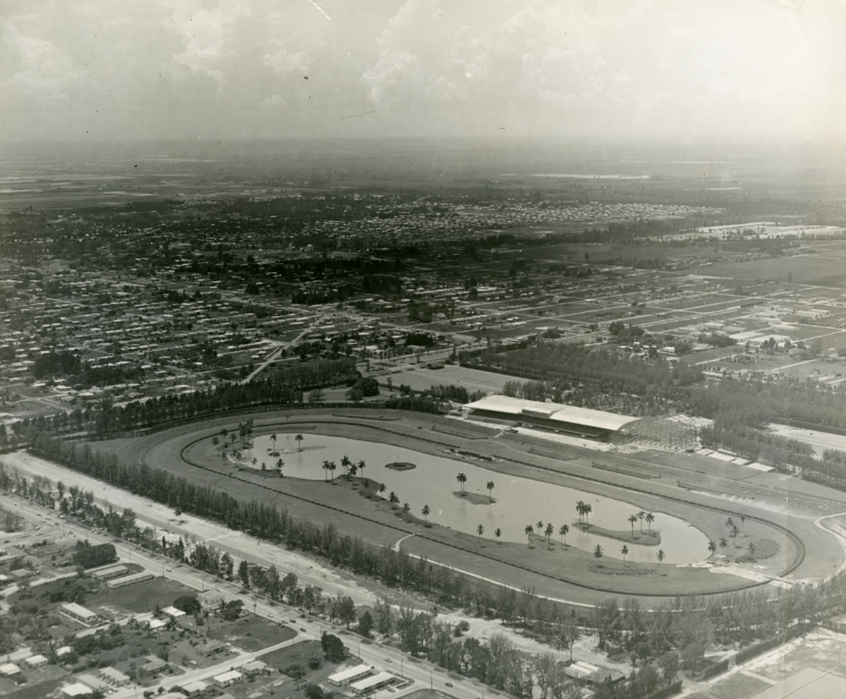 Vista aérea del hipódromo de Hialeah Park el 31 de agosto de 1955. El club de hipódromos estaba en proceso de remodelación y construcción de un nuevo edificio junto al edificio antiguo. A sus alrededores se pueden ver las casas y parques