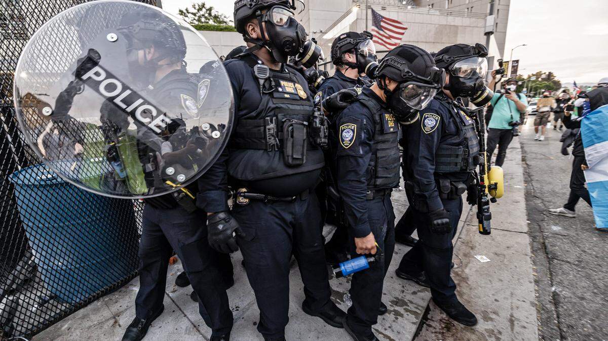 Agentes policiales vigilan una protesta contra las redadas migratorias y la Policía de Inmigración (ICE), el 1 de septiembre de 2025, en Los Ángeles.