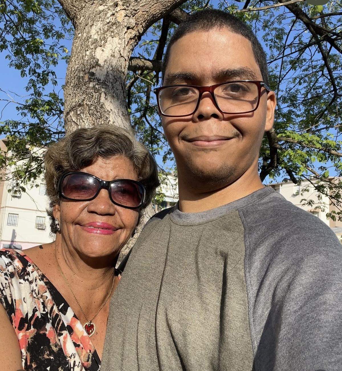 Alci Polanco junto a su madre, Carmen.