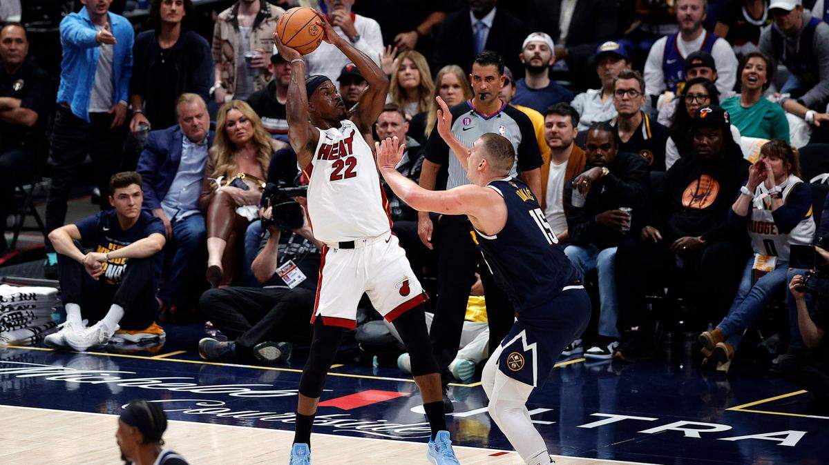 El jugador del Heat de Miami Jimmy Butler (izq.) tira al aro en el primer cuarto ante los Nuggets, en el segundo partido de las Finales de la NBA, celebrado el 4 de junio de 2023 en Denver.