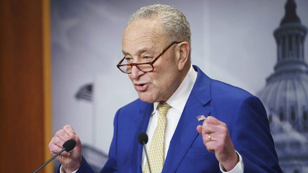 Chuck Schumer, el primer líder judío en el Senado y el funcionario judío de más alto rango en Estados Unidos, criticó duramente a Benjamin Netanyahu en un discurso el jueves 14 de marzo de 2024, en el pleno del Senado, en Washington, D.C. En la foto del 13 de febrero de 2024, Schumer habla sobre la aprobación del presupuesto de defensa de emergencia.