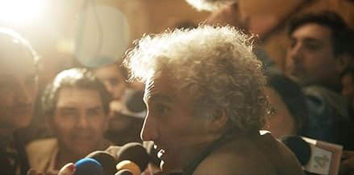 En Hulu la comedia dramática ‘Coppola, el representante’ (2024) que sigue la vida vertiginosa y polémica del empresario y representante de fútbol Guillermo Coppola.