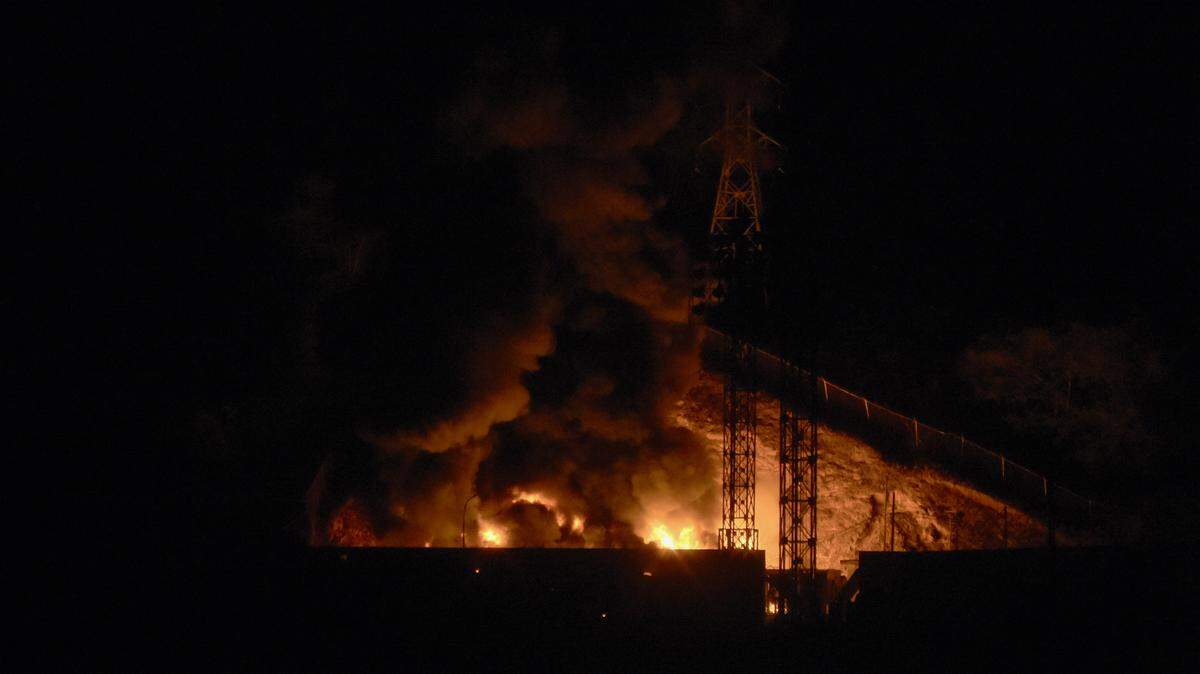 TOPSHOT - Picture of fire at Fuerte Tiuna, Venezuela’s largest military complex, after a series of explosions in Caracas on January 3, 2026. Loud explosions, accompanied by sounds resembling aircraft flyovers, were heard in Caracas around 2:00 am (0600 GMT) on January 3, an AFP journalist reported. The explosions come as US President Donald Trump, who has deployed a navy task force to the Caribbean, raised the possibility of ground strikes against Venezuela. (Photo by Luis JAIMES / AFP via Getty Images)