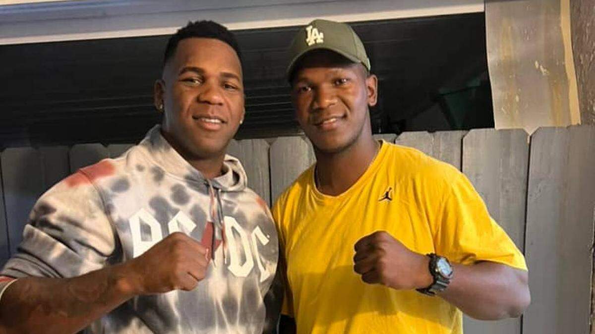 Lenier Peró (izq.) junto a su hermano Dainier. Ambos suben al ring del Alamodome este 11 de febrero.