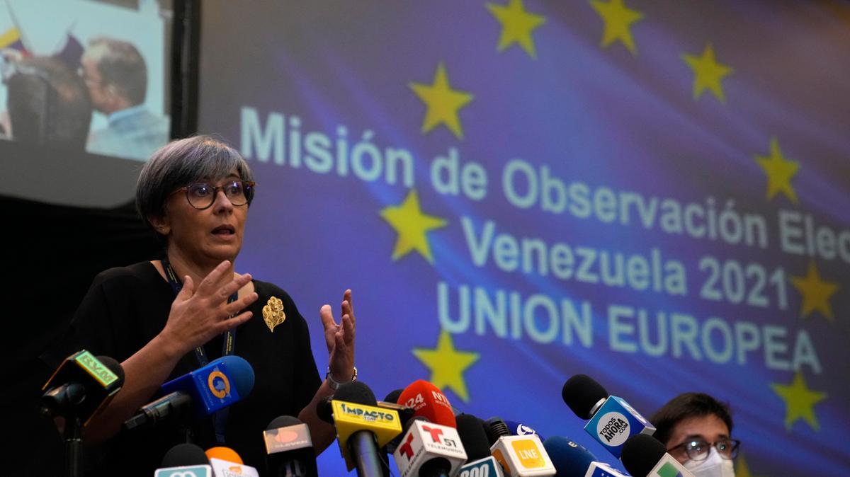 Isabel Santos, miembro del Parlamento Europeo y Observadora Jefe de la Misión de Observación Electoral de la UE de 2021 en Venezuela, explica el informe preliminar de su misión sobre las elecciones regionales del fin de semana anterior en Caracas, el martes 23 de noviembre de 2021.