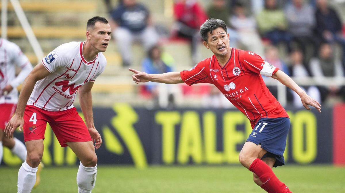 Kazuyoshi Miura (der) firmó un nuevo contrato para jugar a préstamo en Portugal, informó el martes el club Oliveirense de la segunda división en sus redes sociales.