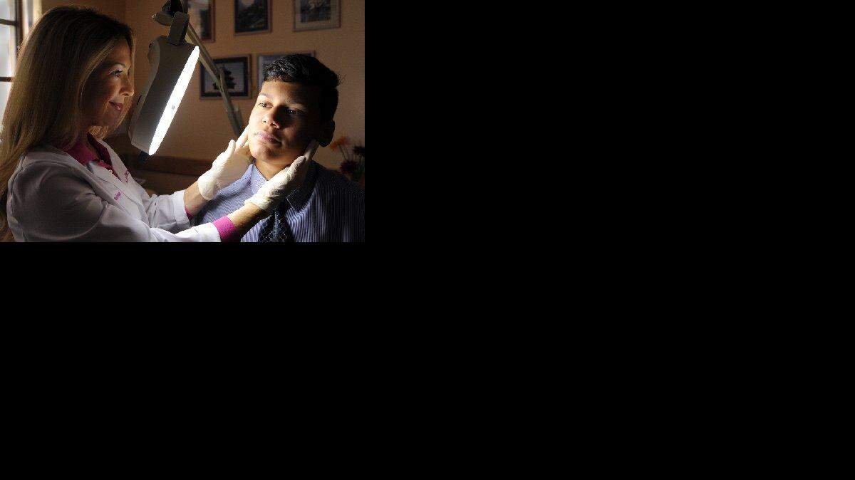 La doctora Ana M. Duarte examina a Freddy Cabarcas, de 17 años. Edgar Estrada-Miami Herald