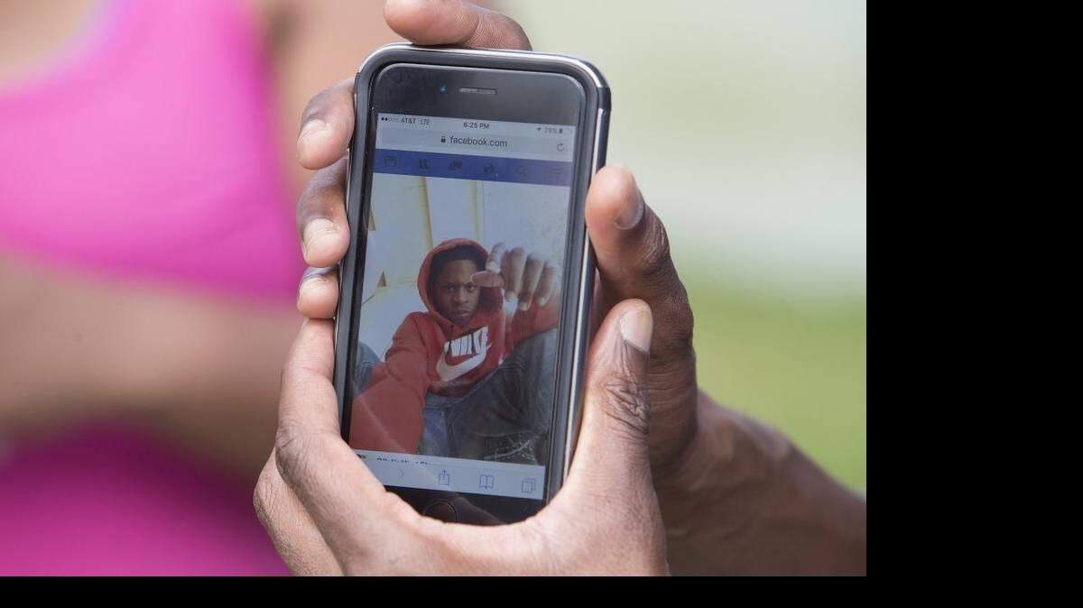 Carraway, que hubiera cumplido 23 años la semana próxima, tenía prohibido llevar consigo un arma como parte de la libertad provisional a la que fue sentenciado por un robo a mano armada. Alexia Fodere-Miami Herald
