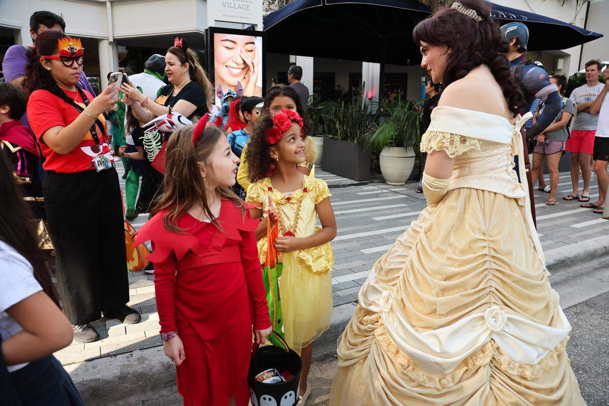 Estudiantes de Southside Elementary School llevan disfraces de Halloween en un desfile en Brickell, en octubre del 2024. Miami es considerada entre las mejores ciudades para esta celebración por el buen clima, la abundancia de tiendas de disfraces, cines y por la seguridad y protección policial.