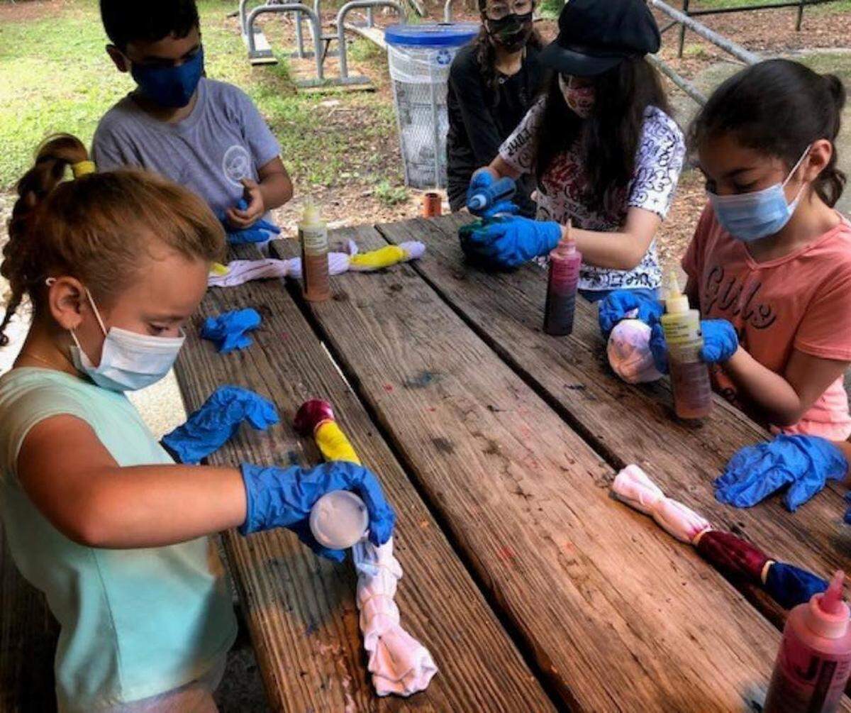 Camp Hummingbird Virtual Summer Camp con sede en Castellow Hammock Park y Nature Center Camp ofrece una serie de campamentos de verano virtuales enfocados en la naturaleza de una semana de duración para edades de 8 a 12 años.