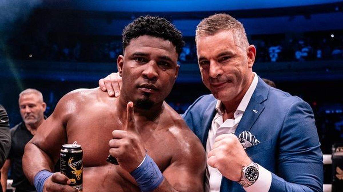 Tras su triunfo sobre Arnold Adams, el cubano Leonardo Perdomo se acerca a una oportunidad por el título mundial pesado. En la foto con Dave Feldman, presidente de Bare Knuckle Fighting Championship (BKFC).