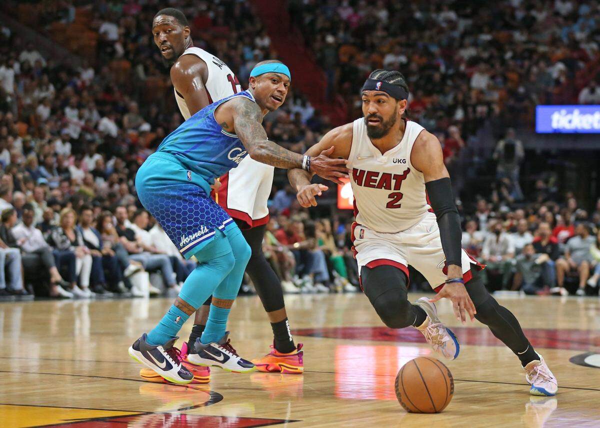 El jugador del Heat Gabe Vincent entra al aro ante la marca de P.J. Washington, de los Hornets de Charlotte, en el partido celebrado el 5 de abril de 2022 en Miami.